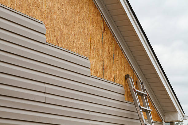 Professional Siding Installation technician working in Massapequa Park, NY